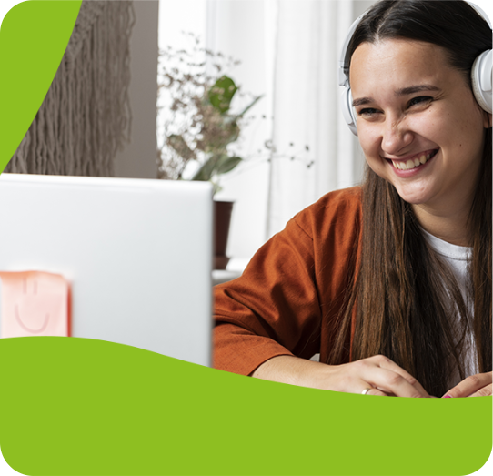 Menina sorrindo headphone fundo verde